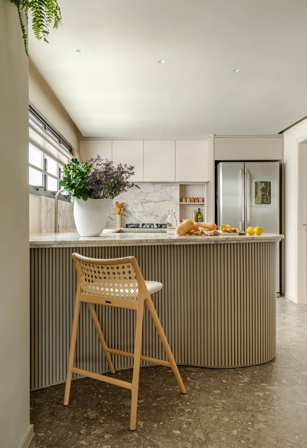 Estilo-industrial-caracteriza-ape-de-320-m2-projeto-Sinta-Arquitetura-foto-Gabriela-Daltro-balcao-cozinha-marmore Área Gourmet cozinha neutra