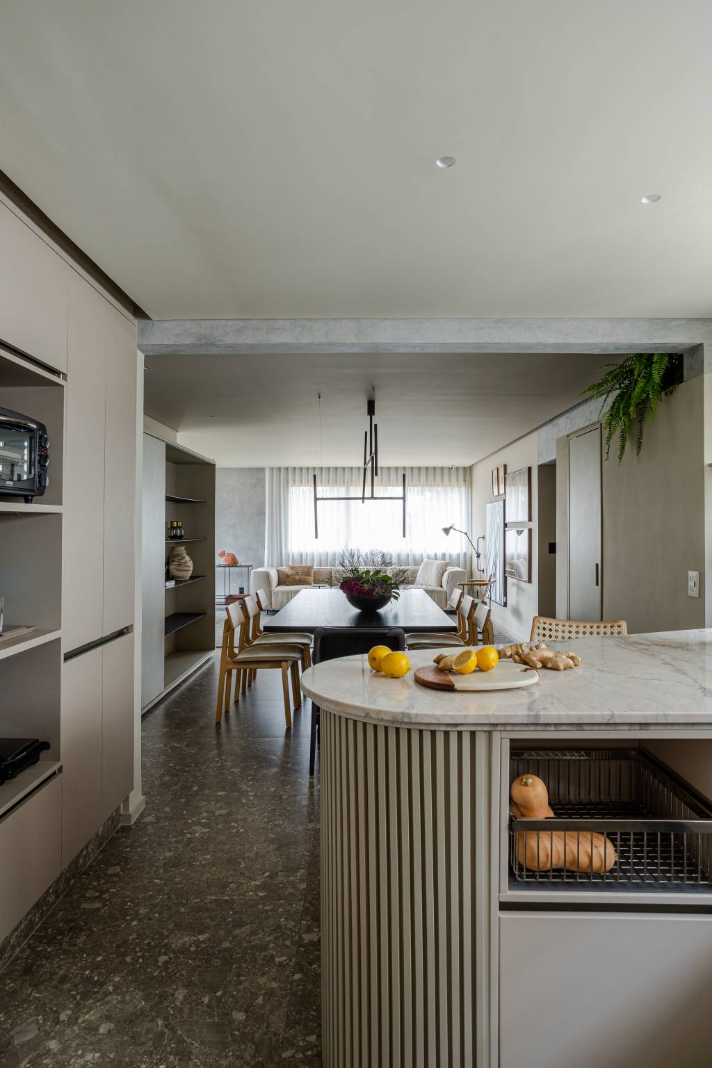 Estilo-industrial-caracteriza-ape-de-320-m2-projeto-Sinta-Arquitetura-foto-Gabriela-Daltro-cozinha-integrada-sala-de-jantar-e-estar Cozinha integrada com sala de estar e sala de estar