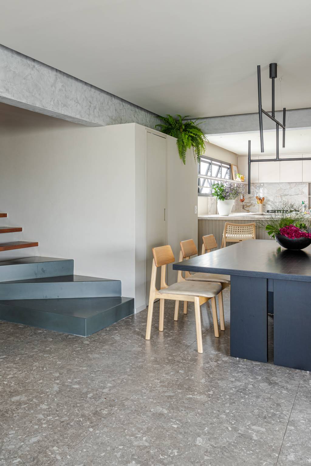 Estilo-industrial-caracteriza-ape-de-320-m2-projeto-Sinta-Arquitetura-foto-Gabriela-Daltro-escada-area-de-jantas Sala de jantar ao lado de escada de apartamento