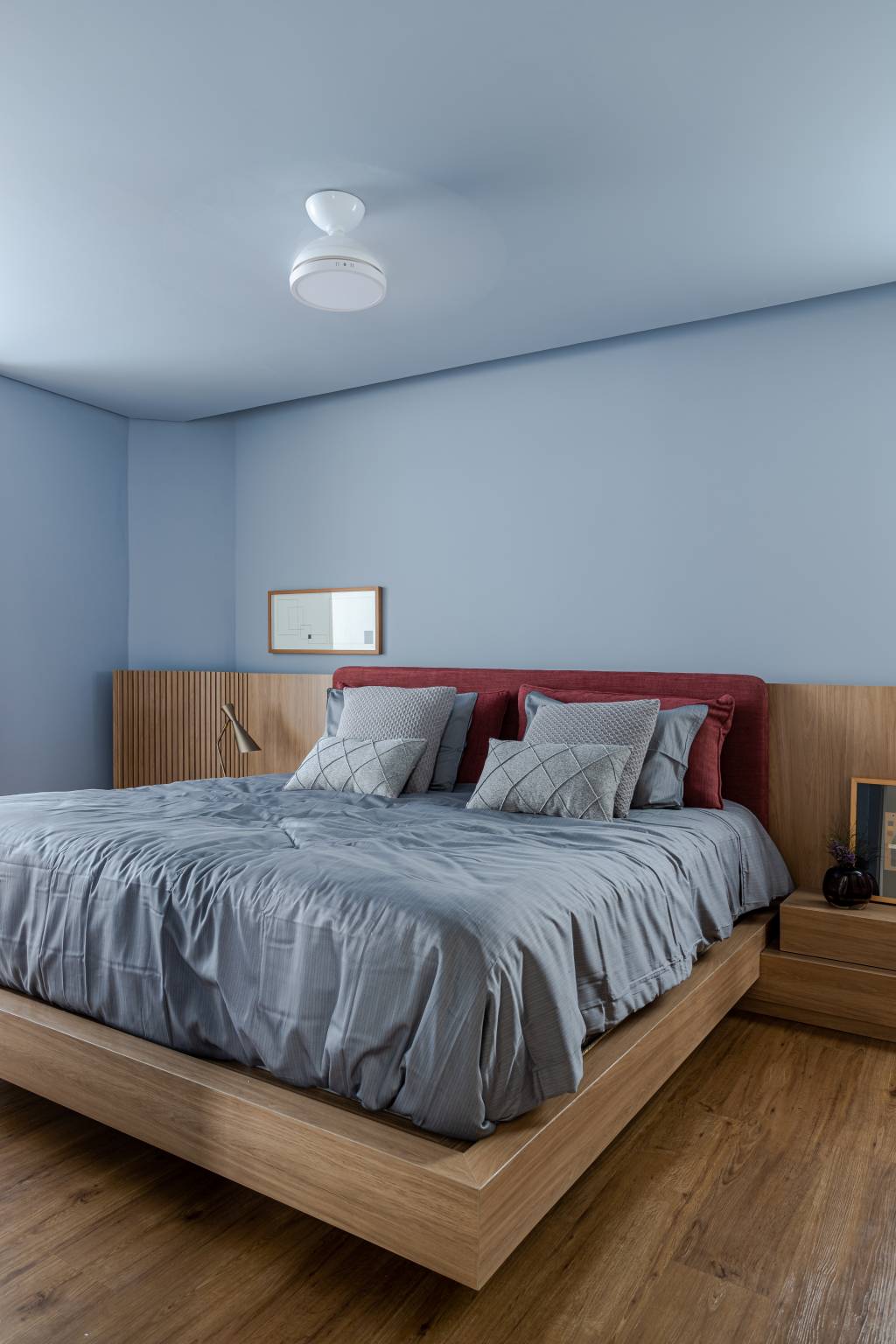 Estilo-industrial-caracteriza-ape-de-320-m2-projeto-Sinta-Arquitetura-foto-Gabriela-Daltro-quarto-casal-paleta-azul Quarto com paleta azul