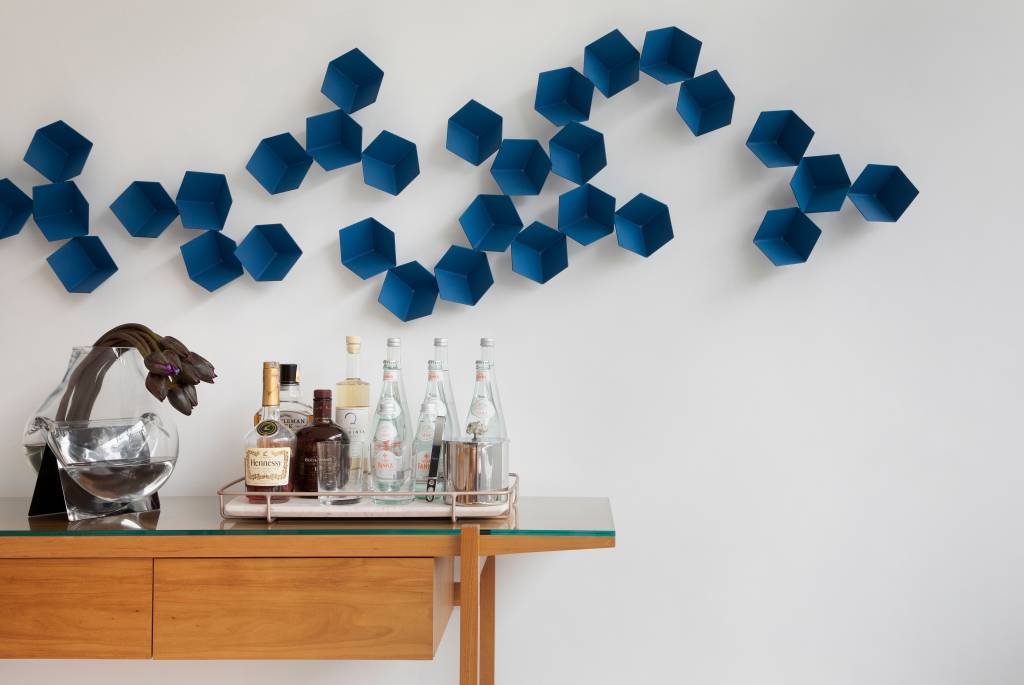 Janela-extensa-traz-a-natureza-para-dentro-deste-apartamento-de-150-m2-projeto-arquiteto-Henrique-Ramalho-@DenilsonMachadoMCA-bar-arte-parede Home bar com arte azul