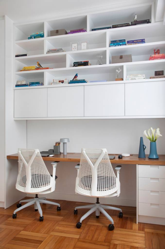 Janela-extensa-traz-a-natureza-para-dentro-deste-apartamento-de-150-m2-projeto-arquiteto-Henrique-Ramalho-@DenilsonMachadoMCA-escritorio-marcenaria-branca Escirtório com marcenaria neutra