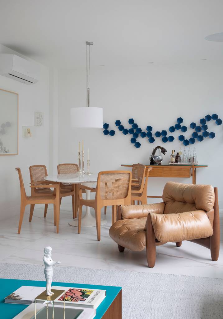 Janela-extensa-traz-a-natureza-para-dentro-deste-apartamento-de-150-m2-projeto-arquiteto-Henrique-Ramalho-@DenilsonMachadoMCA-poltrona-arte-parede Sala com mesa de jantar e poltrona