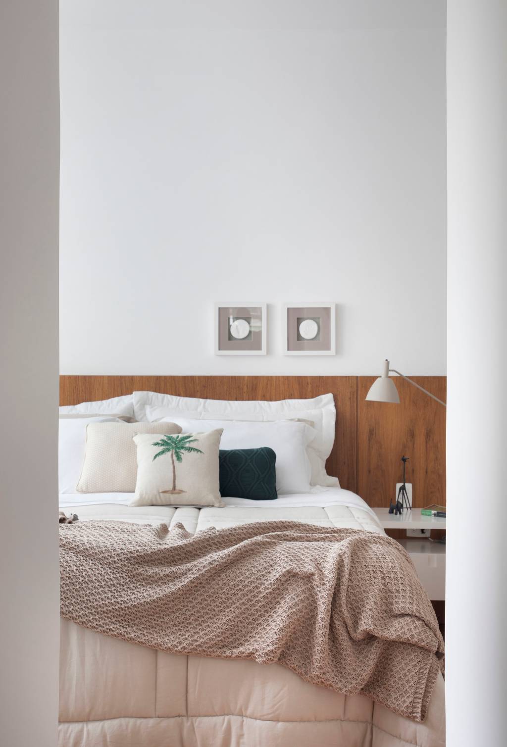 Janela-extensa-traz-a-natureza-para-dentro-deste-apartamento-de-150-m2-projeto-arquiteto-Henrique-Ramalho-@DenilsonMachadoMCA-quarto-neutro-almofadas Quarto com cabeceira de madeira