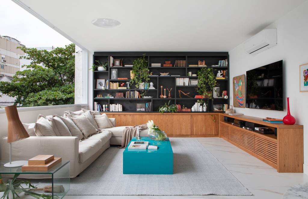 Janela-extensa-traz-a-natureza-para-dentro-deste-apartamento-de-150-m2-projeto-arquiteto-Henrique-Ramalho-@DenilsonMachadoMCA-sala-de-estar-marcenaria Sala de estar com janela extensa