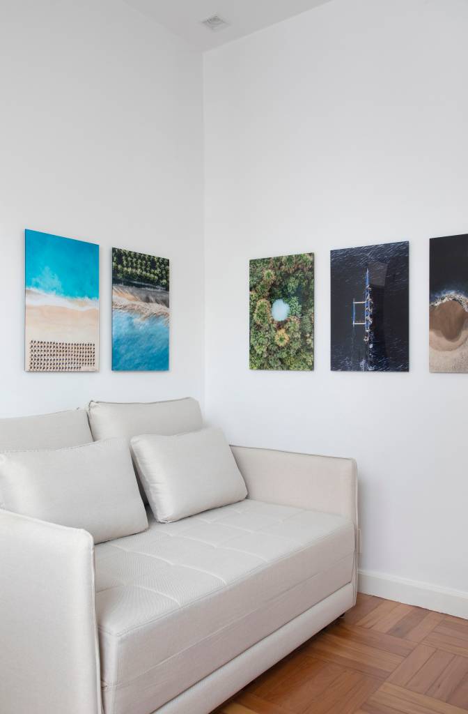 Janela-extensa-traz-a-natureza-para-dentro-deste-apartamento-de-150-m2-projeto-arquiteto-Henrique-Ramalho-@DenilsonMachadoMCA-sofa-fotografias-parede Sofá com fotografias ao redor