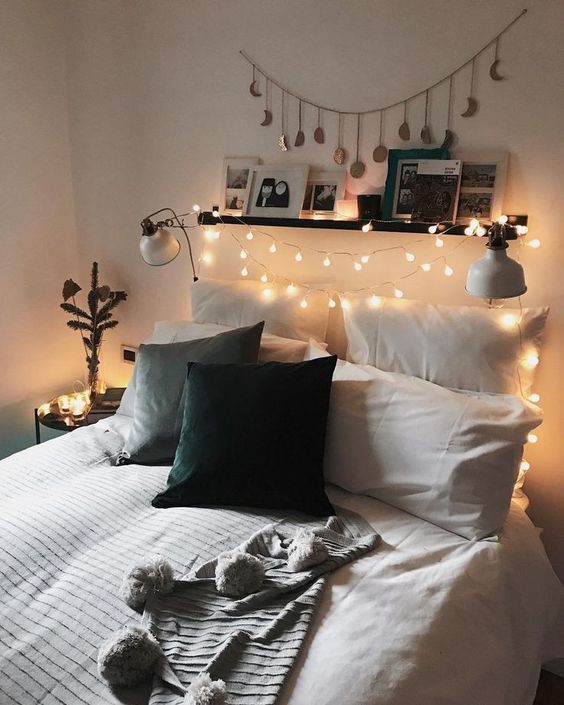 Luzinhas 53 inspirações para decorar o quarto Digsdigs (22) Quarto com parede de cabeceira decorada por fios de luzes.