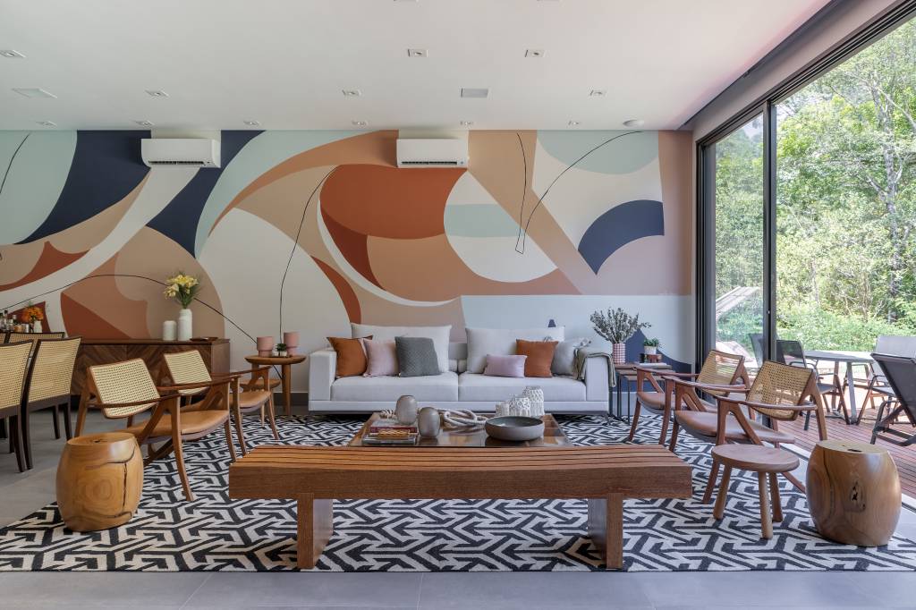Mural-colorido-é-destaque-nesta-casa-de-500-m2-projeto-Bustamante-Arquitetura-foto-Rafael-Renzo-sala-de-estar-mural-colorido Mural colorido na sala de estar