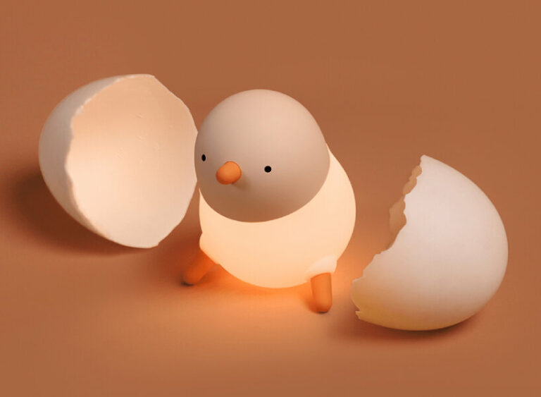 Nos PRECISAMOS dessa luminária de pintinho Designboom (12) Luminária branca em forma de pintinho.