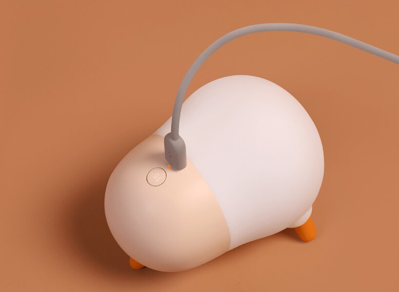 Nos PRECISAMOS dessa luminária de pintinho Designboom (15) Luminária branca em forma de pintinho.