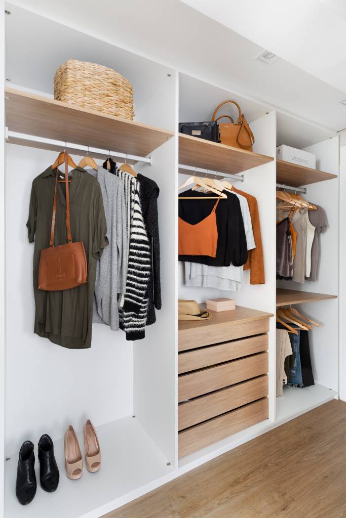 Painel-de-madeira-que-percorre-por-toda-a-sala-e-destaque-neste-ape-de-112m2-Projeto-Doob-Arquitetura-Foto-Julia-Ribeiro-closet-armarios-roupas Closet de casal com compartimentos