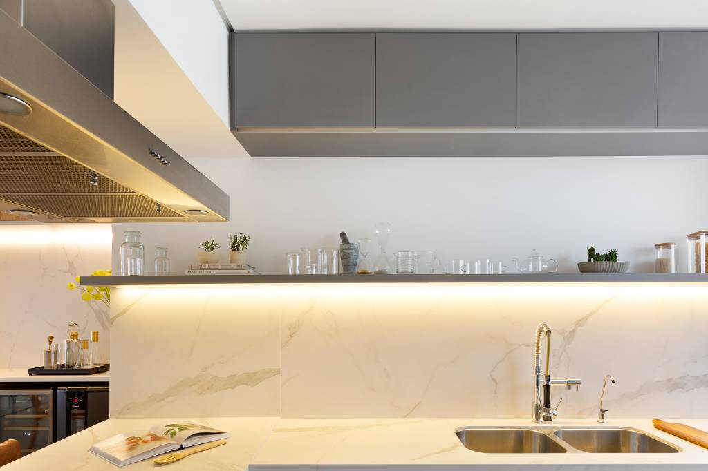 Painel-de-madeira-que-percorre-por-toda-a-sala-e-destaque-neste-ape-de-112m2-Projeto-Doob-Arquitetura-Foto-Julia-Ribeiro-cozinha-bancada-iluminacao Iluminação cozinha