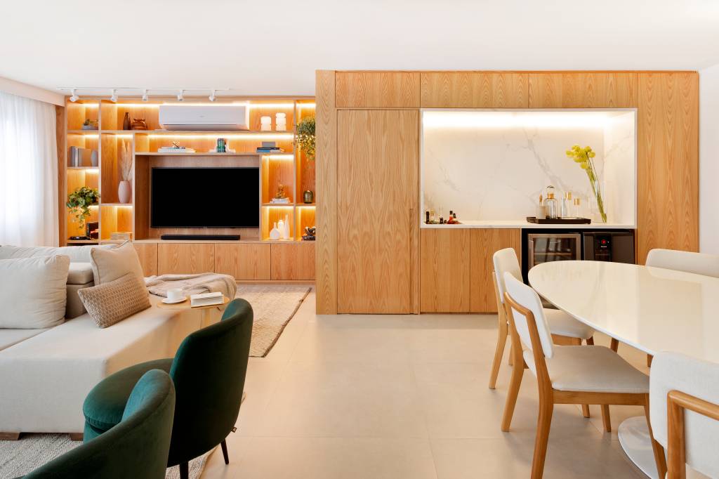 Painel de madeira com espaço para tv e bar