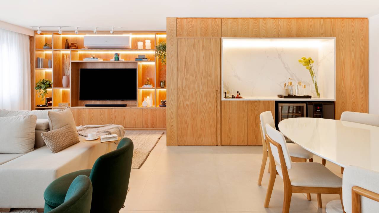 Painel de madeira com espaço para tv e bar