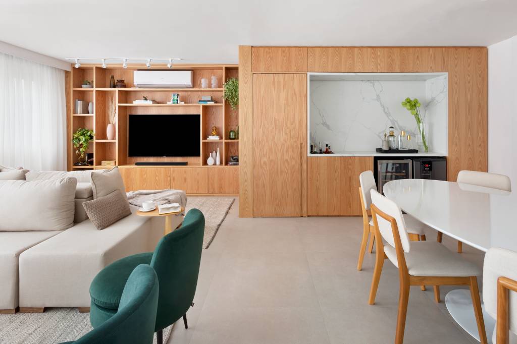 Painel-de-madeira-que-percorre-por-toda-a-sala-e-destaque-neste-ape-de-112m2-Projeto-Doob-Arquitetura-Foto-Julia-Ribeiro-integracao-painel-madeira Salas integradas