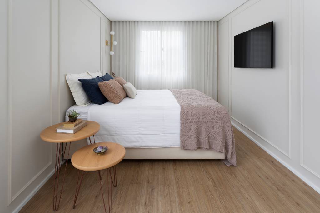 Painel-de-madeira-que-percorre-por-toda-a-sala-e-destaque-neste-ape-de-112m2-Projeto-Doob-Arquitetura-Foto-Julia-Ribeiro-quarto-mesa-lateral Quarto com mesas laterais