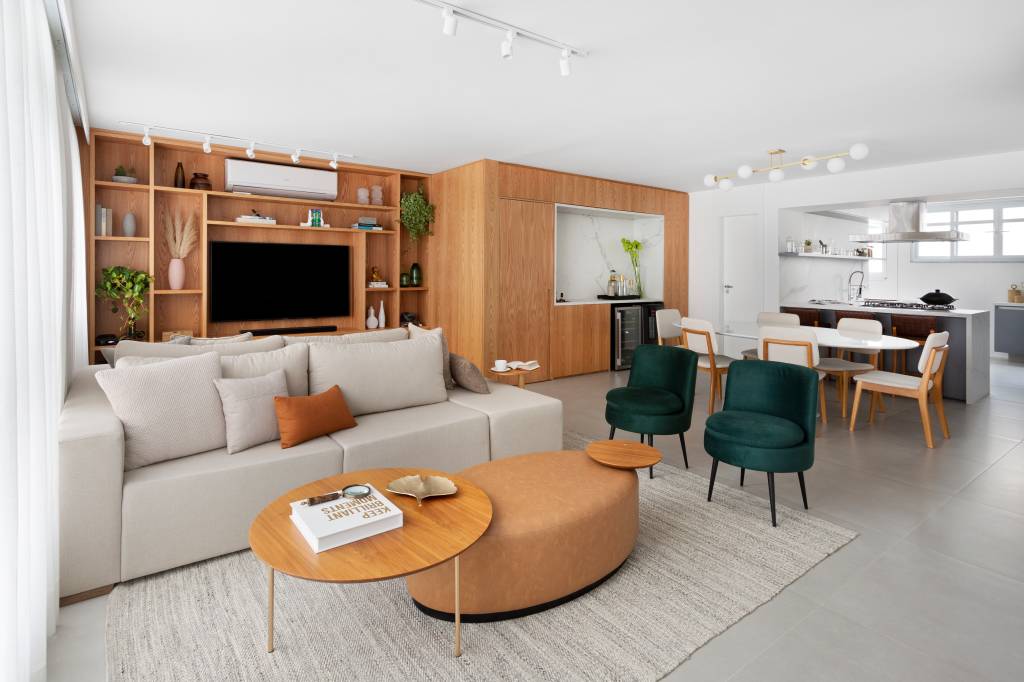 Painel-de-madeira-que-percorre-por-toda-a-sala-e-destaque-neste-ape-de-112m2-Projeto-Doob-Arquitetura-Foto-Julia-Ribeiro-sala-integrada-cozinha-sala-de-jantar Sala de estar, de jantar e cozinha integradas