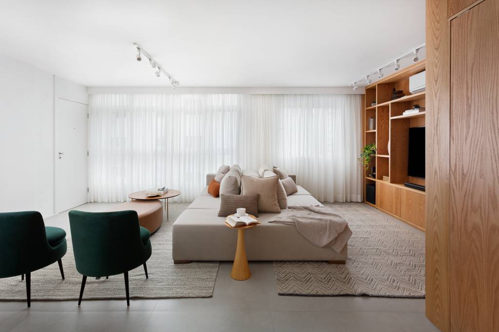 Painel-de-madeira-que-percorre-por-toda-a-sala-e-destaque-neste-ape-de-112m2-Projeto-Doob-Arquitetura-Foto-Julia-Ribeiro-sofa-integracao-sala-tv Sala de estar e de tv