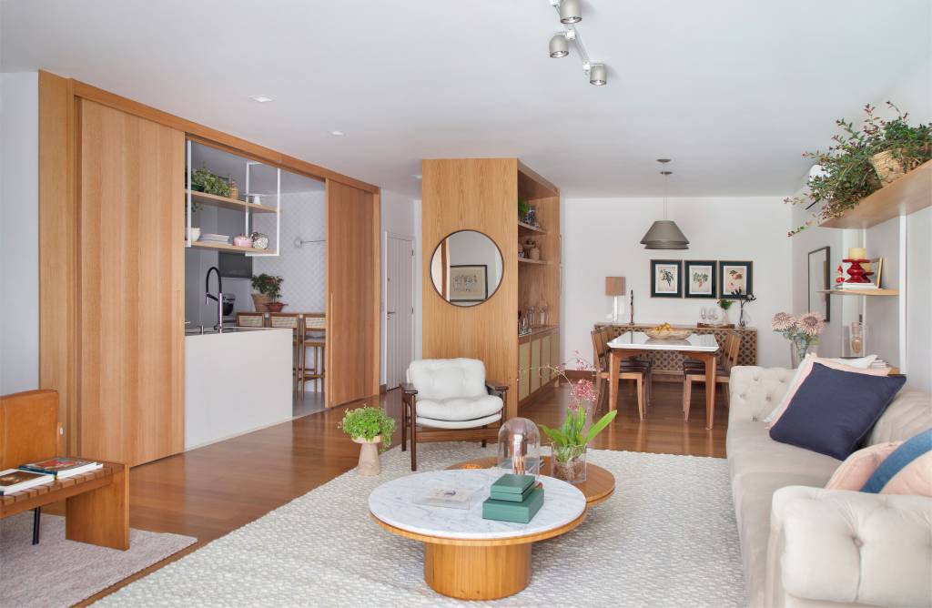 Painel-de-madeira-separa-cozinha-dos-outros-cômodos-neste-ape-de-150-m2-projeto-Ricardo-Melo-Rodrigo-Passos-foto-@RaianaMedia.FotoArq-apartamento-ambientes-integrados Apartamento com a área social integrada