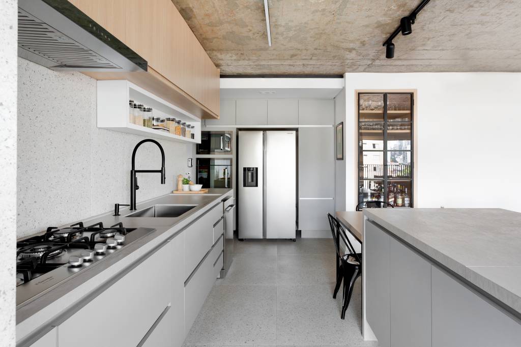 Pontos-sutis-de-cor-se-destacam-neste-ape-de-142 m2-Degradê-Arquitetura-e-Interiore-foto-Julia-Ribeiro-cozinha-neutra-ilha Cozinha em paleta cinza, branco e preto