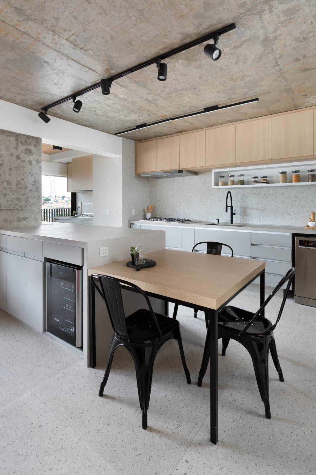 Pontos-sutis-de-cor-se-destacam-neste-ape-de-142 m2-Degradê-Arquitetura-e-Interiore-foto-Julia-Ribeiro-ilha-cozinha-spots-luz lha da cozinha com espaço para refeições rápidas