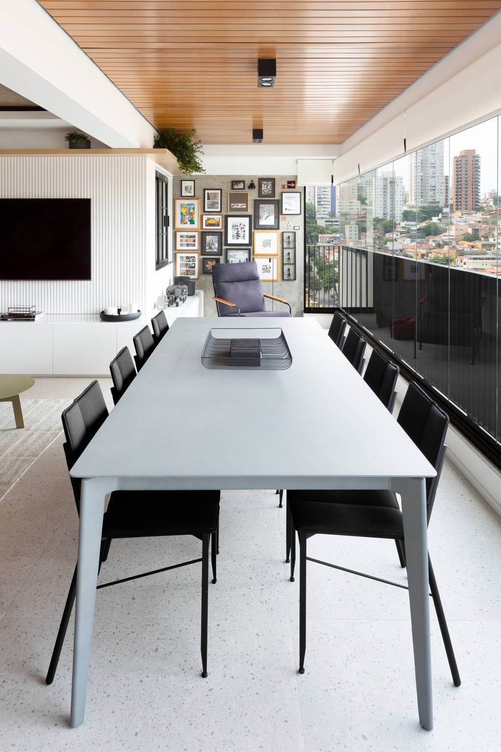 Pontos-sutis-de-cor-se-destacam-neste-ape-de-142 m2-Degradê-Arquitetura-e-Interiore-foto-Julia-Ribeiro-mesa-de-jantar-varanda-integracao Mesa de jantar posicionada na varanda