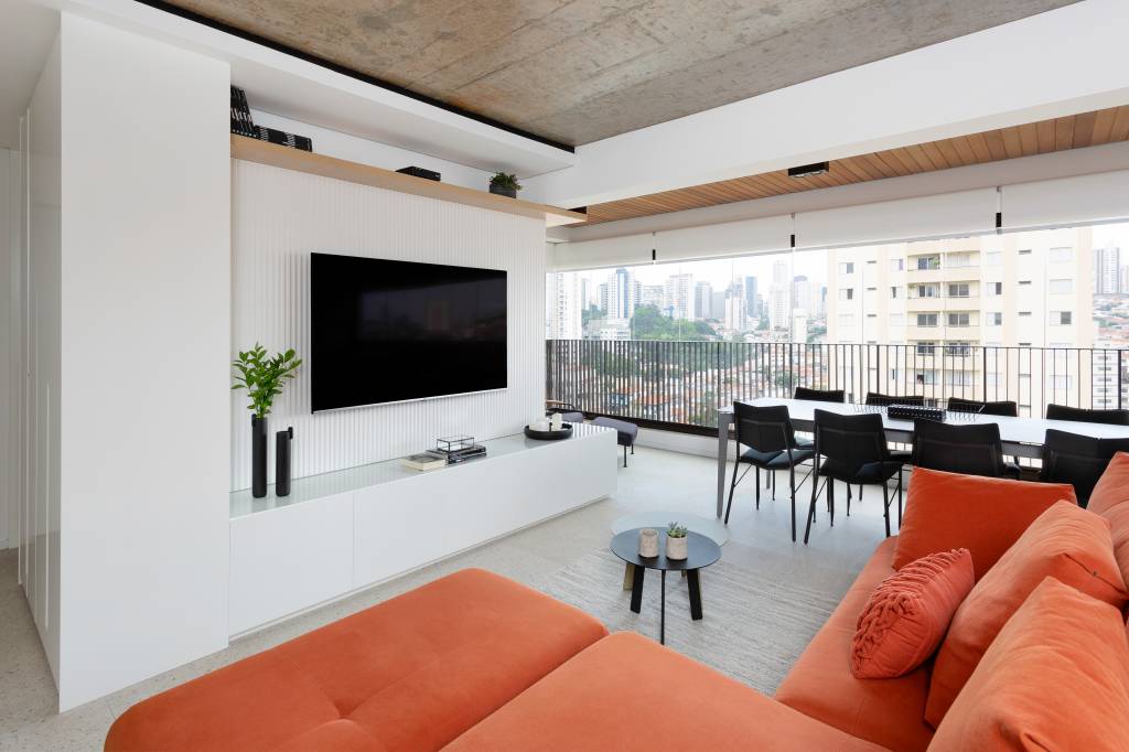 Pontos-sutis-de-cor-se-destacam-neste-ape-de-142 m2-Degradê-Arquitetura-e-Interiore-foto-Julia-Ribeiro-sofa-laranja-sala-de-estar-neutra Sala de estar com sofá laranja