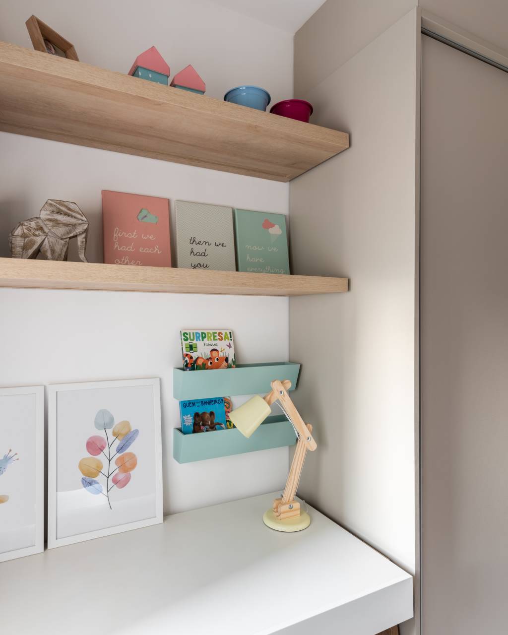 Quarto-infantil-com-areas-para-brincar-se-destaca-neste-Ape-80 m2-Projeto-Stephanie-Toloi-Arquitetura-e-Interiores-Foto-Ana-Helena-Lima-bancada-livros-luminaria-quarto-infantil Estante de livros