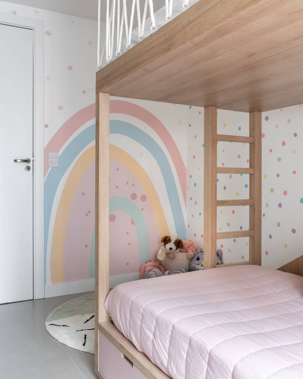 Quarto-infantil-com-areas-para-brincar-se-destaca-neste-Ape-80 m2-Projeto-Stephanie-Toloi-Arquitetura-e-Interiores-Foto-Ana-Helena-Lima-quarto-infantil-tons-pasteis-arco-iris Quarto infantil com beliche e desenho na parede