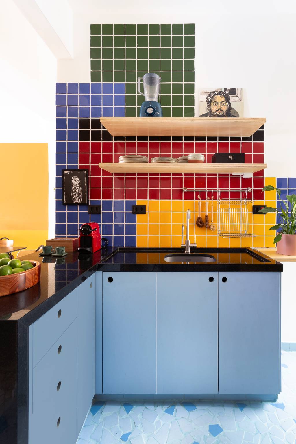 Revestimentos-coloridos-marcam-este-ape-de-65-m2-projeto-mare-arquitetura-foto-Julia-Ribeiro-azulejos-revestimentos-azul-amarelo-vermelho-verde Cozinha com azulejos coloridos