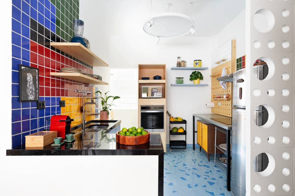Revestimentos-coloridos-marcam-este-ape-de-65-m2-projeto-mare-arquitetura-foto-Julia-Ribeiro-cozinha-cobogo-azulejos-colorido Cozinha com revestimentos coloridos