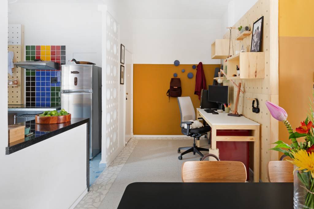 Revestimentos-coloridos-marcam-este-ape-de-65-m2-projeto-mare-arquitetura-foto-Julia-Ribeiro-cozinha-home-office-hall-de-entrada Home office, cozinha e sala integradas