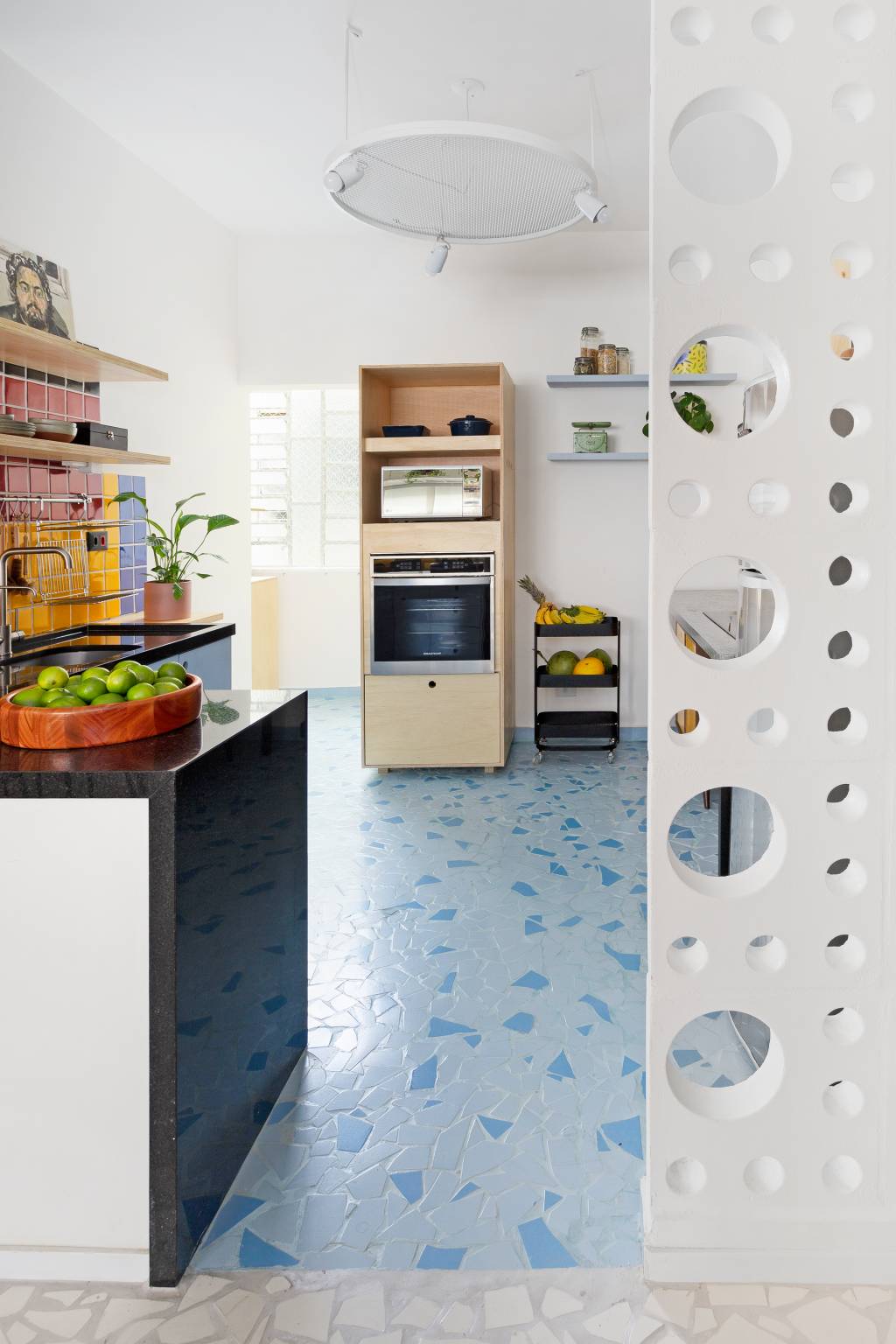 Revestimentos-coloridos-marcam-este-ape-de-65-m2-projeto-mare-arquitetura-foto-Julia-Ribeiro-cozinha-piso-azul-revestimento Cozinha com piso colorido