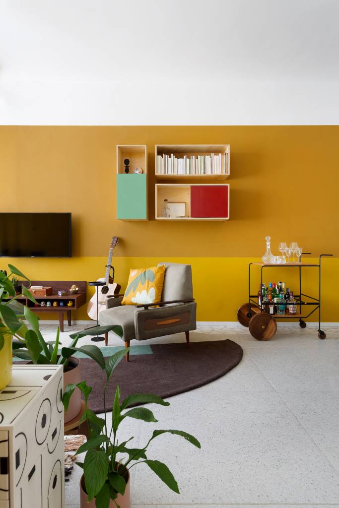Revestimentos-coloridos-marcam-este-ape-de-65-m2-projeto-mare-arquitetura-foto-Julia-Ribeiro-sala-de-estar-parede-amarela Sala de estar com tons de amarelo