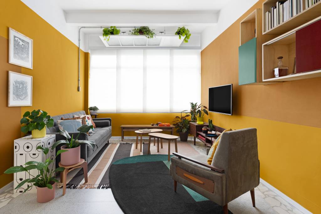 Revestimentos-coloridos-marcam-este-ape-de-65-m2-projeto-mare-arquitetura-foto-Julia-Ribeiro-sala-de-estar-tv-plantas Sala de estar com porta como luminária