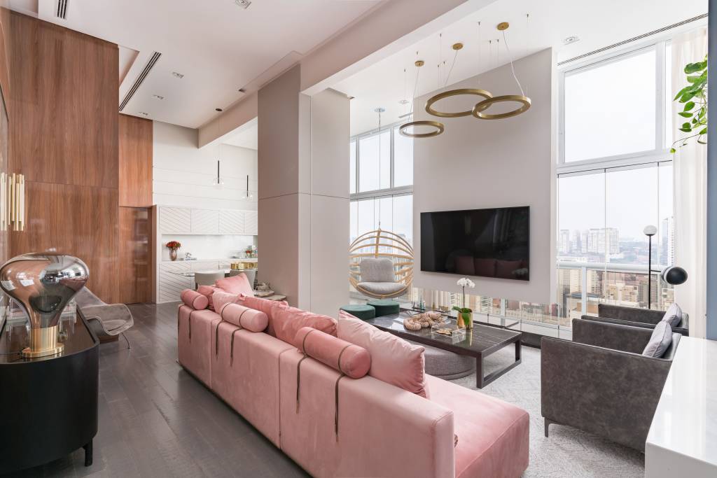 Tudo sobre balanços suspensos materiais instalaçao e estilos Kadu Lopes O balanço suspenso foi instalado próximo as janelas do living desse apartamento projeto pela arquiteta Ana Rozenblit, do escritório Spaço Interior. Sua localização recebe iluminação natural e permite um visual ímpar da cidade de São Paulo.