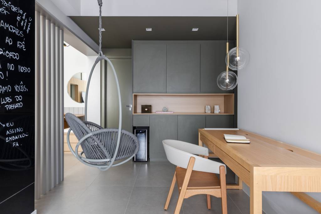 Tudo sobre balanços suspensos materiais instalaçao e estilos Rafael Renzo (8) Cadeira suspensa faz uma separação entre espaços de uma sala integrada a cozinha, o balanço foi instalado para criar um ambientação ideal para trabalhar e relaxar.