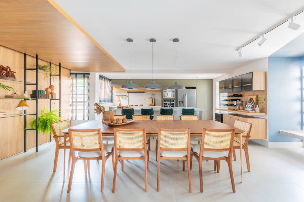 concreto-ape-180m-composto-dois-imoveis-calamo-arquitetura-fotos-guilherme-pucci-sala-jantar-estante Sala de jantar integrada com mesa e cadeiras em madeira;