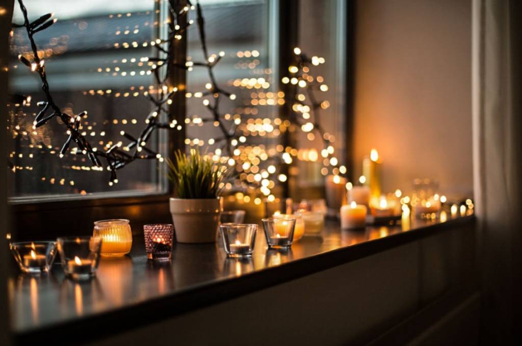 Velas pequenas em parapeito de janela