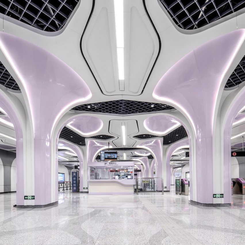 dez-estações-metro-século-21-CHAPA-linha-9-china Estação de metrô na China com estrutura metálica em tom de lilás e colunas que remetem à cenário futurista.