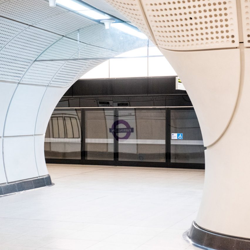 dez-estações-metro-século-21-Crossrail-Transport-for-London-elizabeth-line-londres Foto mostra detalhe de paredes com teto curvo de estação de metrô, com trem ao fundo.