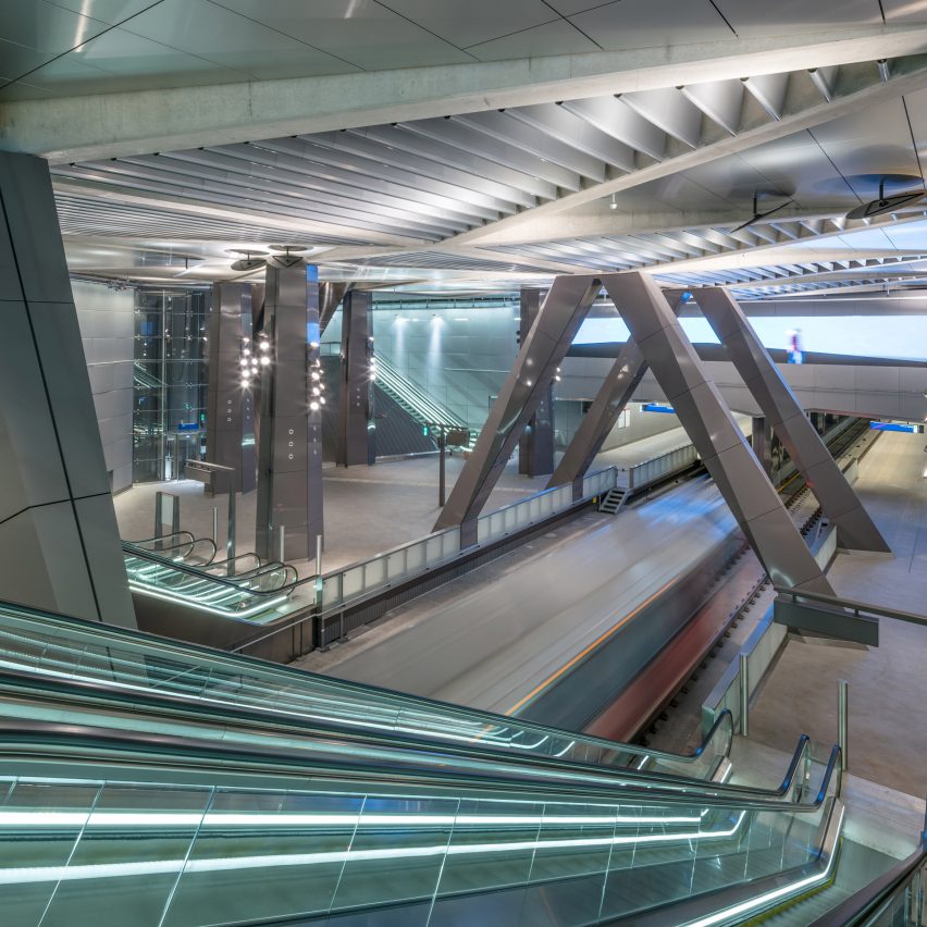 dez-estações-metro-século-21-Janes-Linders-Holanda Estação de metrô com escadas rolantes e iluminação linear, grandes colunas em