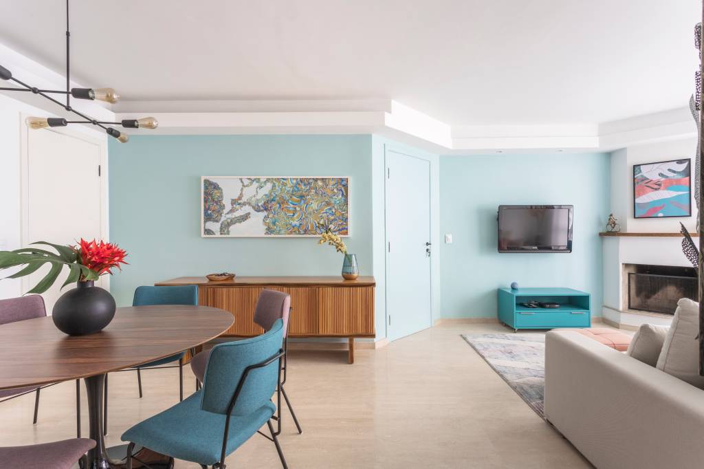 rosa-azul-tons-neutros-ape-100m-Hoearquitetura-foto-thiago-travesso-sala-azul Sala de jantar e estar integradas, parede azul; mesa de janta redonda