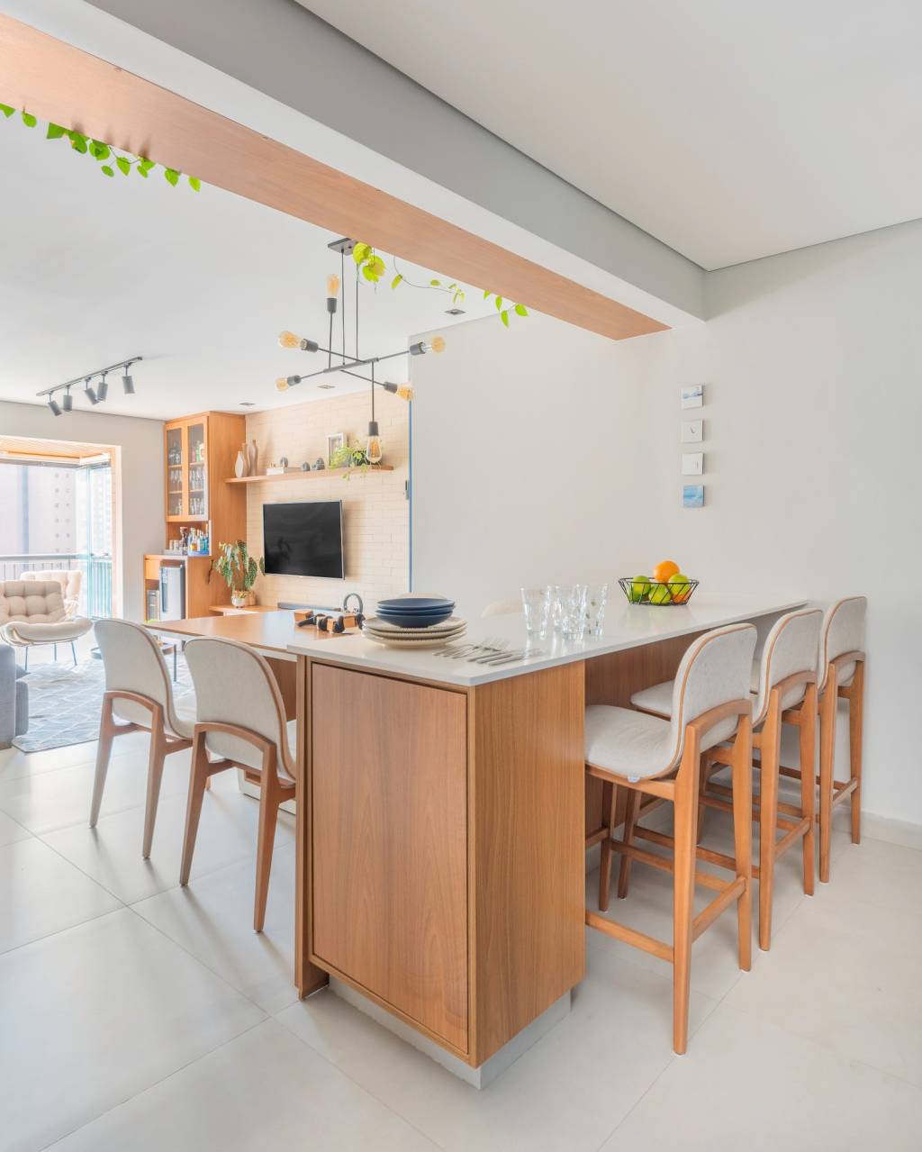 Entenda como usar banquetas altas