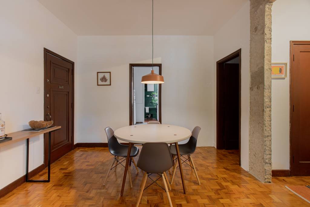 13-tijolo-concreto-e-madeira-deixam-ape-alugado-mais-aconchegante-anga-arquitetura-joao-paulo-prado Sala de jantar com luminária pendente, pequena mesa redonda e quatro cadeiras sem braço cinza