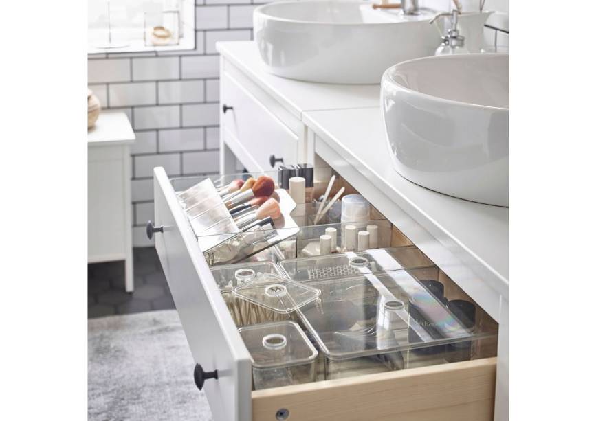 Organize maquiagem e produtos de higiene pessoal. Organize maquiagem e produtos de higiene pessoal.