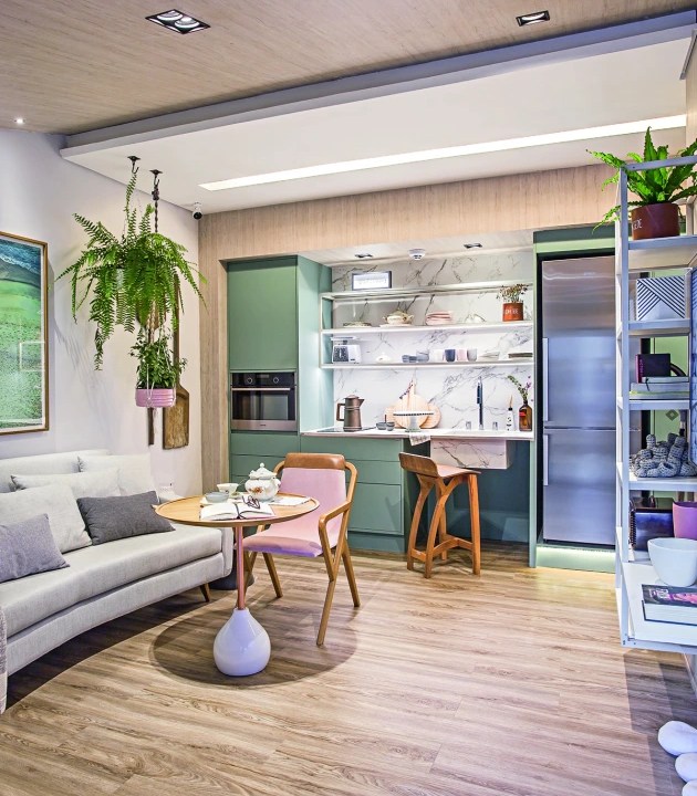 Piso laminado amadeirado em sala/cozinha compacta.