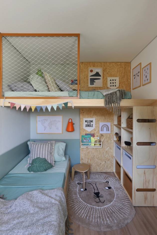 4-vantagens-laminados-Maura-Mello-casacombr-quarto-infantil-piso-amadeirado Quarto infantil com piso laminado amadeirado, cama de solteiroo e estrutura de madeira com cama suspensa, além de marcenaria com estantes e diversos objetos de decoração infantil.