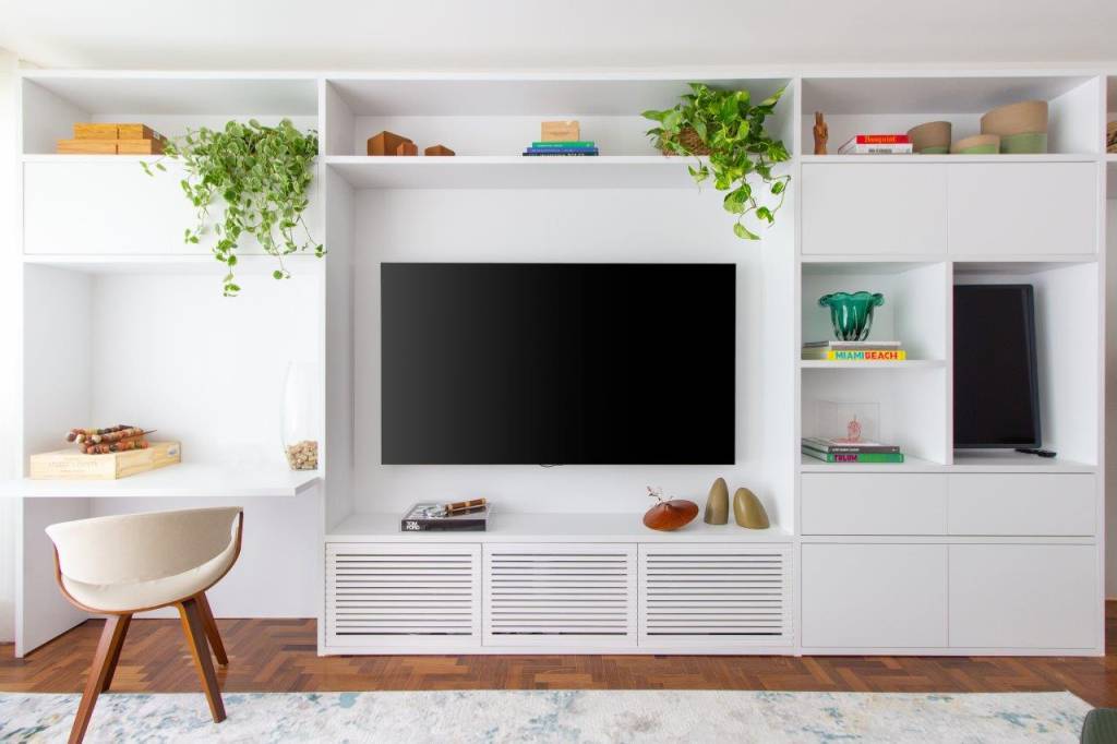 Acessorios-organicos-estao-presentes-na-reforma-deste-ape-de-100-m2-projeto-Fernanda-Olinto-foto-Mariana-Pierozzi-movel-marcenaria-home-office Marcenaria branca com tv, plantas e objetos decorativos
