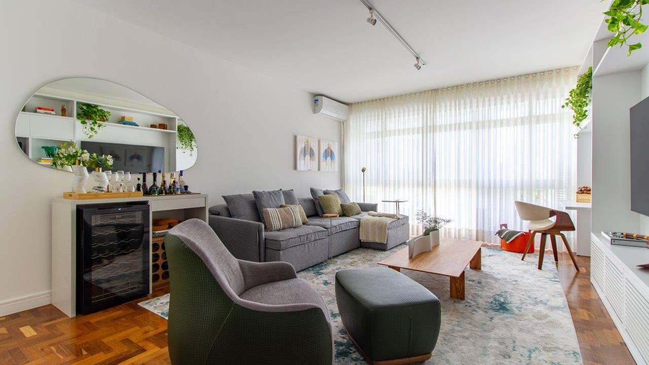 Sala de estar com sofá e poltrona